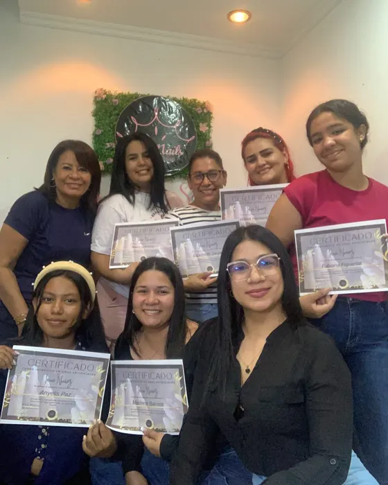 Alumnas con sus certificados junto a Irina