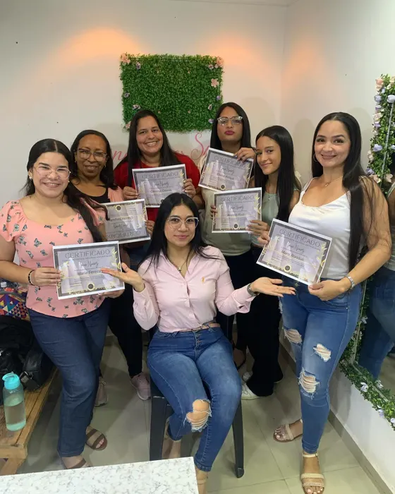 Alumnas con sus certificados junto a Irina