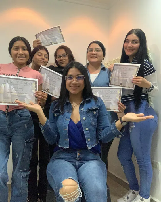 Alumnas con sus certificados junto a Irina