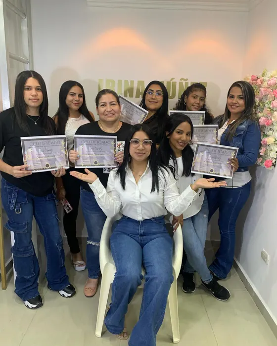 Alumnas con sus certificados junto a Irina