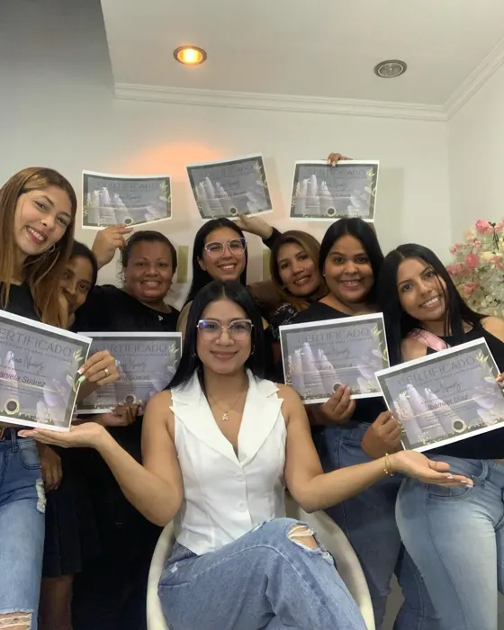 Alumnas con sus certificados junto a Irina