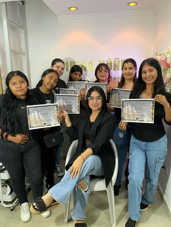 Alumnas con sus certificados junto a Irina
