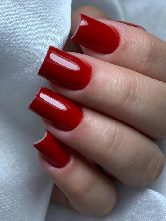 Uñas rojas con acabado brillante