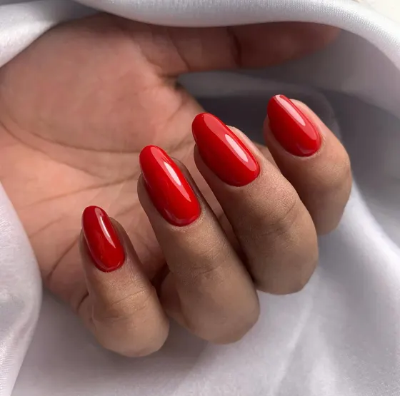 Uñas rojas almendradas