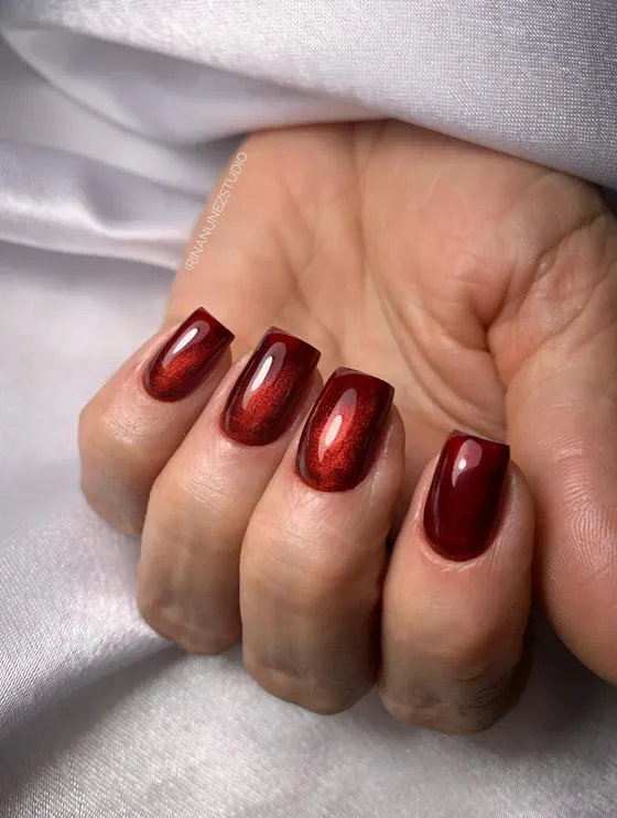 Uñas rojo vino con efecto ojo de gato